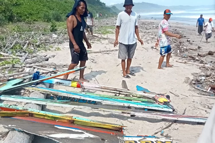 serpihan-perahu-ditemukan-di-pantai-trianggulasri,-seorang-nelayan-dikabarkan-hilang
