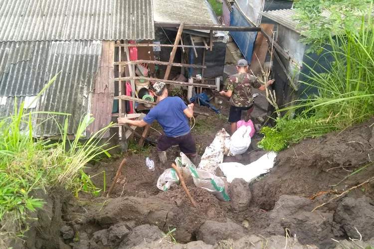 tebing-sawah-setinggi-3-meter-longsor,-timpa-dapur-rumah-milik-lansia-di-desa-kalibaru-wetan-banyuwangi