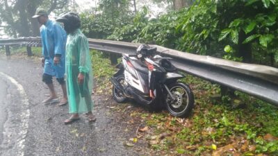 single-accident-at-a-sharp-turn-due-to-heavy-rain-on-the-trail-trail