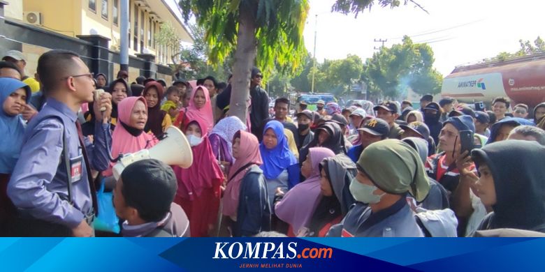 mass-raiding-mapolresta-banyuwangi-questioning-about-forced-pick-up-of-pakel-residents