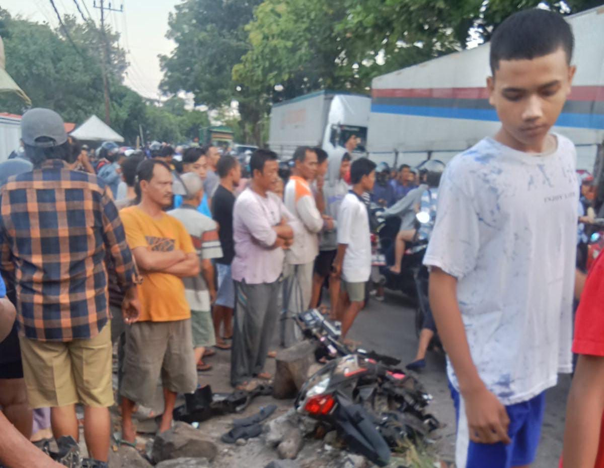 consecutive-accidents-on-jl-raden-wijaya,-one-truck-trailer-crashed-by-a-number-of-vehicles