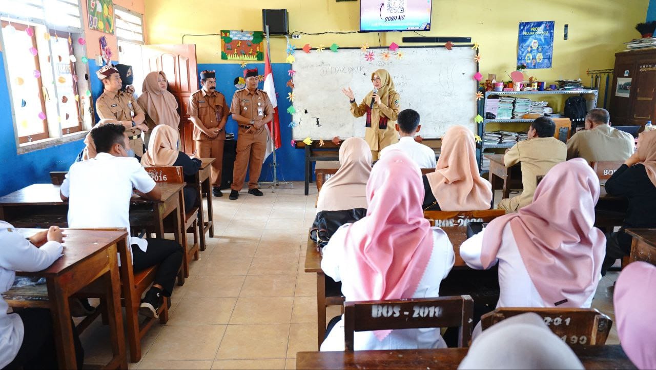 bupati-ipuk-tegaskan-penerimaan-siswa-baru-sd-dan-smp-negeri-gratis