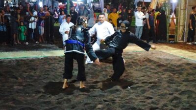 hundreds-of-Javanese-–-bali-fighters-fight-in-“banyuwangi-silat-on-the-beach”