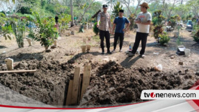 The woman's grave in Banyuwangi was dismantled by an unknown person,-two-rope-pocong-lost
