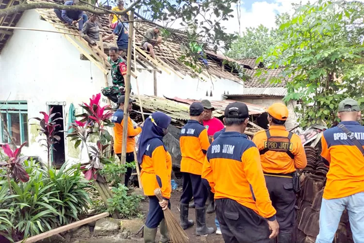 hit by rain,-kitchen-house-owned-village-Kalibaru-Kulon-Banyuwangi-collapsed:-loss-estimated-rp-15-million