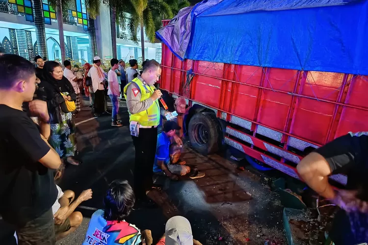 truck-load-of-fish-feed-hit-motorcycle-and-fence-in-the-parking-area-of-baiturrahman-banyuwangi mosque