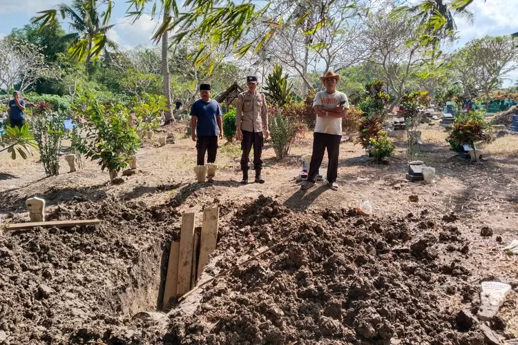 uproar over the dismantling of graves in the village of Plampangrejo Banyuwangi,-tali-pocong-allegedly-is-a-ritual-for-election-advancement