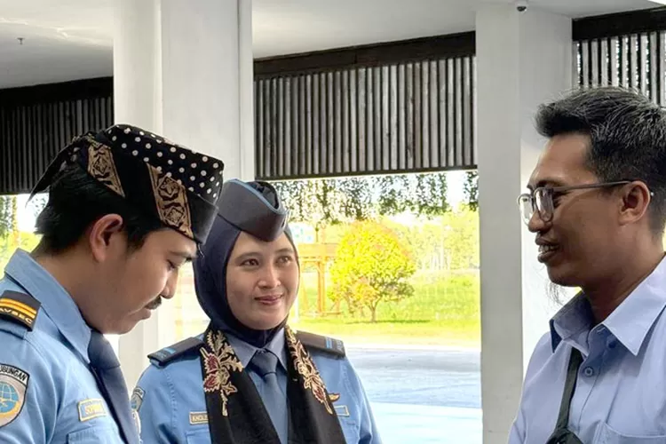 Terapkan Program KaBayan, Karyawan Bandara Banyuwangi Sambut Penumpang dengan Busana Adat