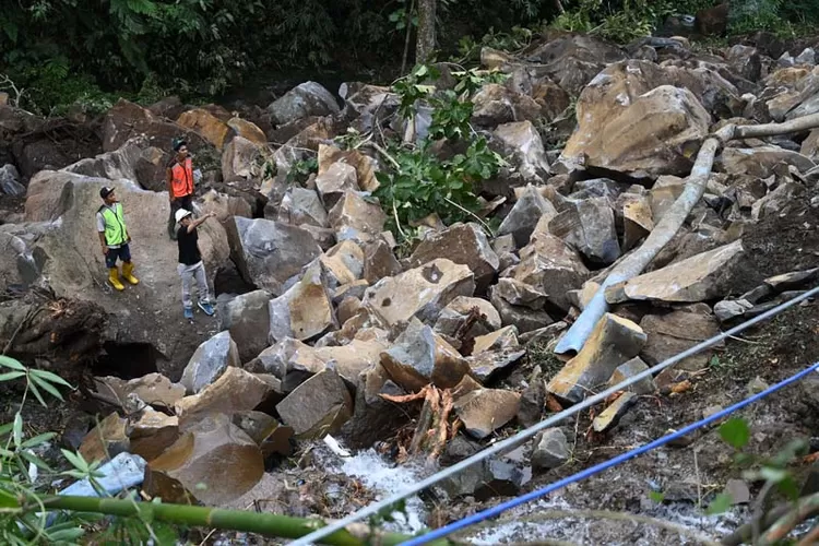 rock-cliff-landslide,-Pudam-Banyuwangi's-water-pipe-was crushed by rocks:-speeding-repair,-pipe-connected-water-distribution-normal