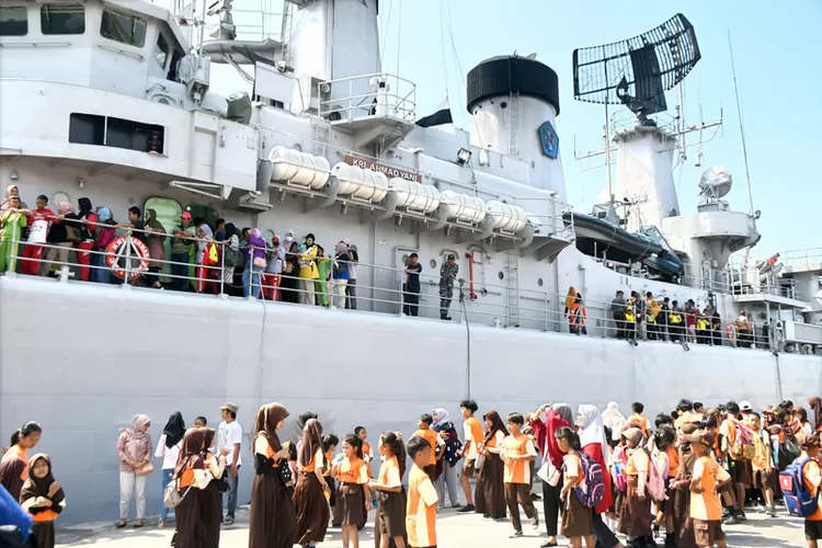 sandar-di-banyuwangi,-kri-ahmad-yani-351-‘diserbu’-anak-anak:-kesempatan-langka-melihat-alutsista-kapal-perang-dari-dekat