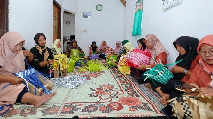 village-in-banyuwangi-empowers-former-migrant-workers,-trained-to-make-bags-to-process-food-–-tribunjatim.com