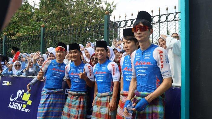 international-tour-de-banyuwangi-ijen-wearing-sarong-and-capiah-bike-racer moment,-pleasant-–-tribunjatim.com