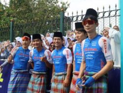 Moment of International Tour de Banyuwangi Ijen Bicycle Racers Wearing Sarongs and Caps, Pleasant – Tribunjatim.com