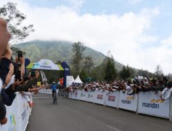 Pembalap Grand Tour Juara Umum Tour de Banyuwangi Ijen 2024