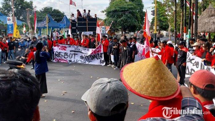 aksi-tolak-revisi-uu-pilkada-di-banyuwangi,-massa-geruduk-kantor-kpu-dan-dprd,-gelar-teaterikal-–-tribunjatim.com