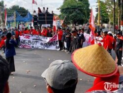 Aksi Tolak Revisi UU Pilkada di Banyuwangi, Massa Geruduk Kantor KPU dan DPRD, Gelar Teaterikal – Tribunjatim.com