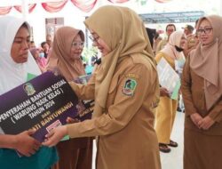 Welcomed by Thousands of Small Traders in Banyuwangi, Ipuk Regent Again Distributes Wenak Program Aid – Tribunjatim.com