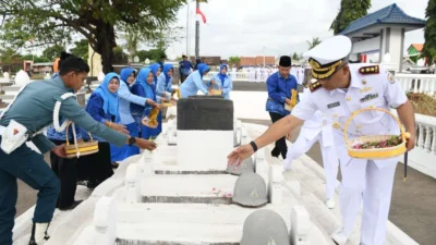 jelang-hut-ke-79-tni-al,-lanal-banyuwangi-ziarah-ke-makam-pahlawan-alri