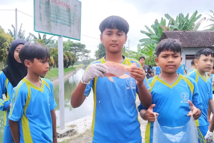 sekardu-program-make-the-river-flow-natural,-students-sdn-1-cluring-banyuwangi-get-tilapia-fish