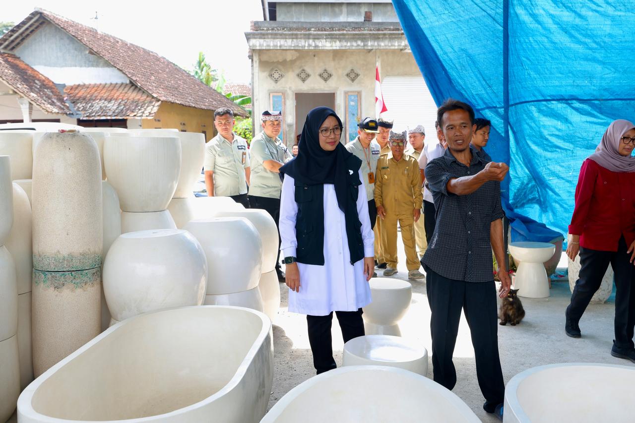 di-desa-banyuwangi-ada-rumah-produksi-furnitur-dari-limbah-plastik-berkualitas-ekspor