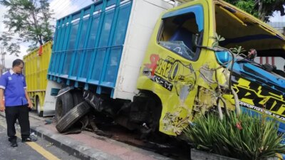 chronology-truck-load-genting-perched-on-double-way-barrier-tile-kulon-banyuwangi