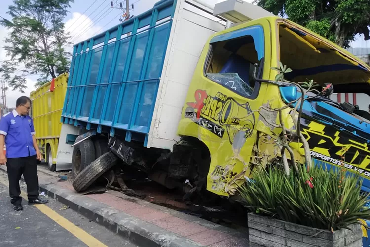 kronologi-truk-muatan-genting-nangkring-di-pembatas-double-way-genteng-kulon-banyuwangi