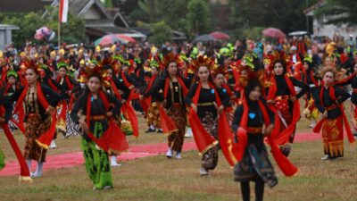 keren!-desa-yosomulyo-di-banyuwangi-ini-gelar-atraksi-kolosal-seribu-penari