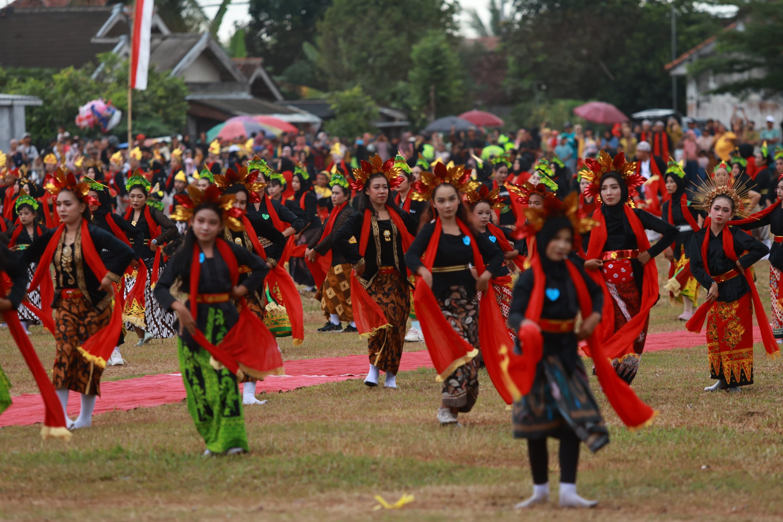 keren!-desa-yosomulyo-di-banyuwangi-ini-gelar-atraksi-kolosal-seribu-penari