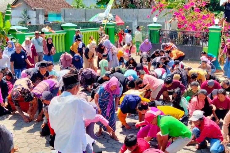 tradisi-unik-sembur-uthik-maulid-nabi-di-rogojampi,-warga-gladag-banyuwangi-berebut-uang-koin