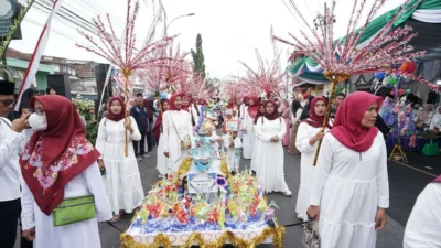 peringati-maulid-nabi,-banyuwangi-gelar-festival-endhogan-endhogan