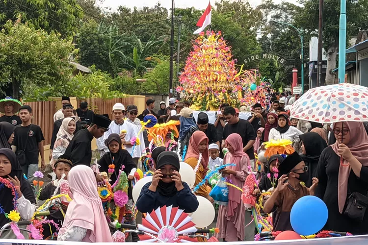 dihadiri-pejabat-pemkab-banyuwangi-dan-anggota-dewan,-warga-kaotan-kirab-10-ribu-kembang-endhog-maulid