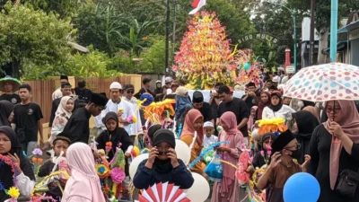 dihadiri-pejabat-pemkab-banyuwangi-dan-anggota-dewan,-warga-kaotan-kirab-10-ribu-kembang-endhog-maulid