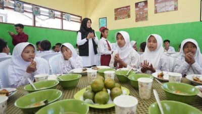 work-in-the-village,-bupati-ipuk-tinjau-simulasi-makan-siang-bergizi-di-banyuwangi-–-tribunjatim.com