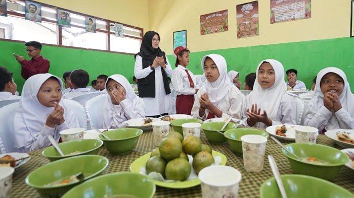 ngantor-di-desa,-bupati-ipuk-tinjau-simulasi-makan-siang-bergizi-di-banyuwangi-–-tribunjatim.com