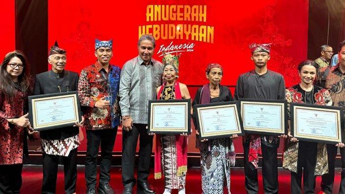 seniman-tari-gandrung-hingga-penenun-wastra-using, tiga-maestro-banyuwangi-raih-aki-2024-–-tribunjatim.com