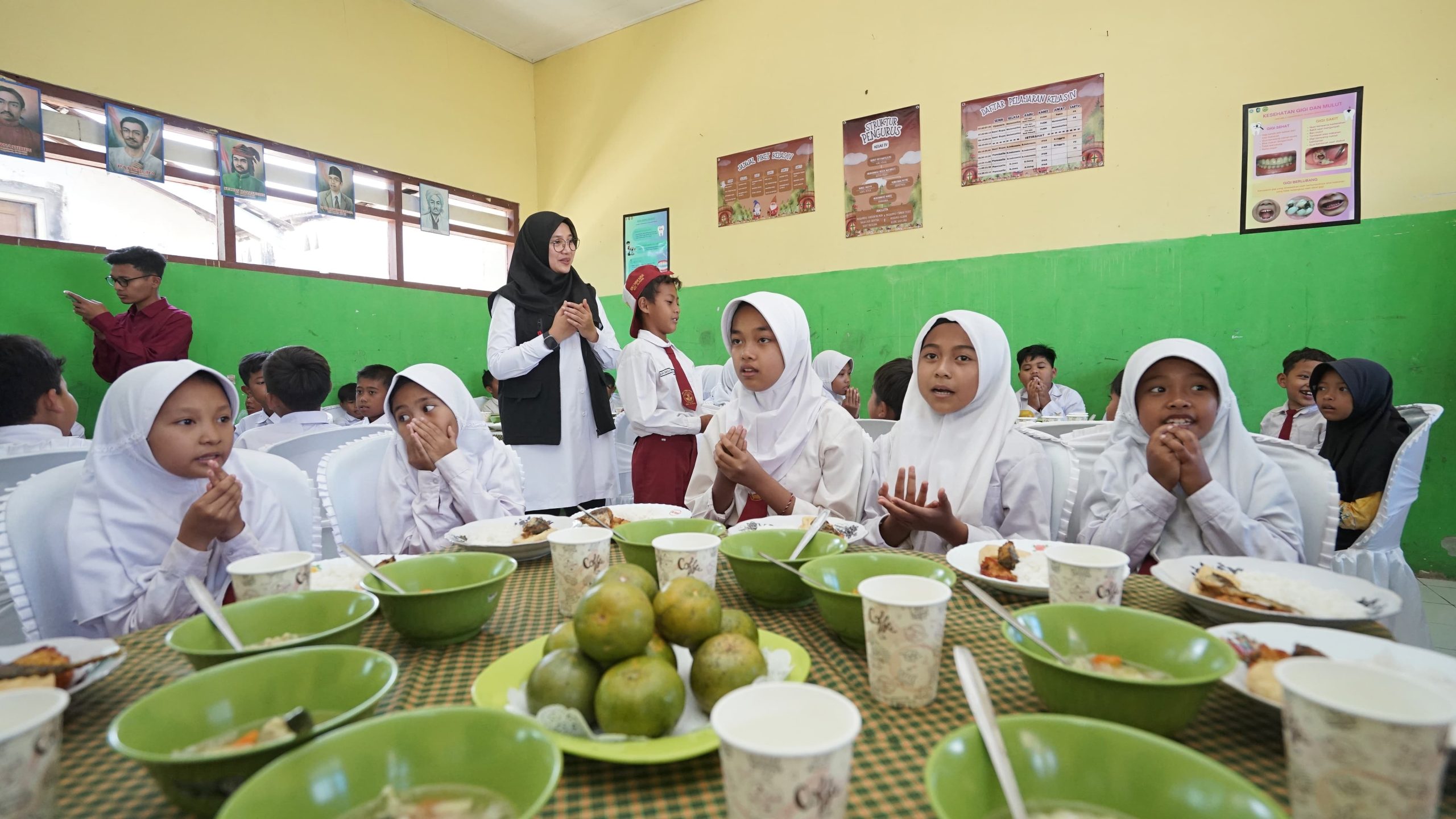 ngantor-di-desa,-bupati-ipuk-simulasi-program-makan-siang-bergizi