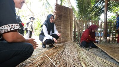 pariwisata-menggeliat,-bawa-berkah-bagi-usaha-anyaman-atap-ilalang-di-desa-banyuwangi