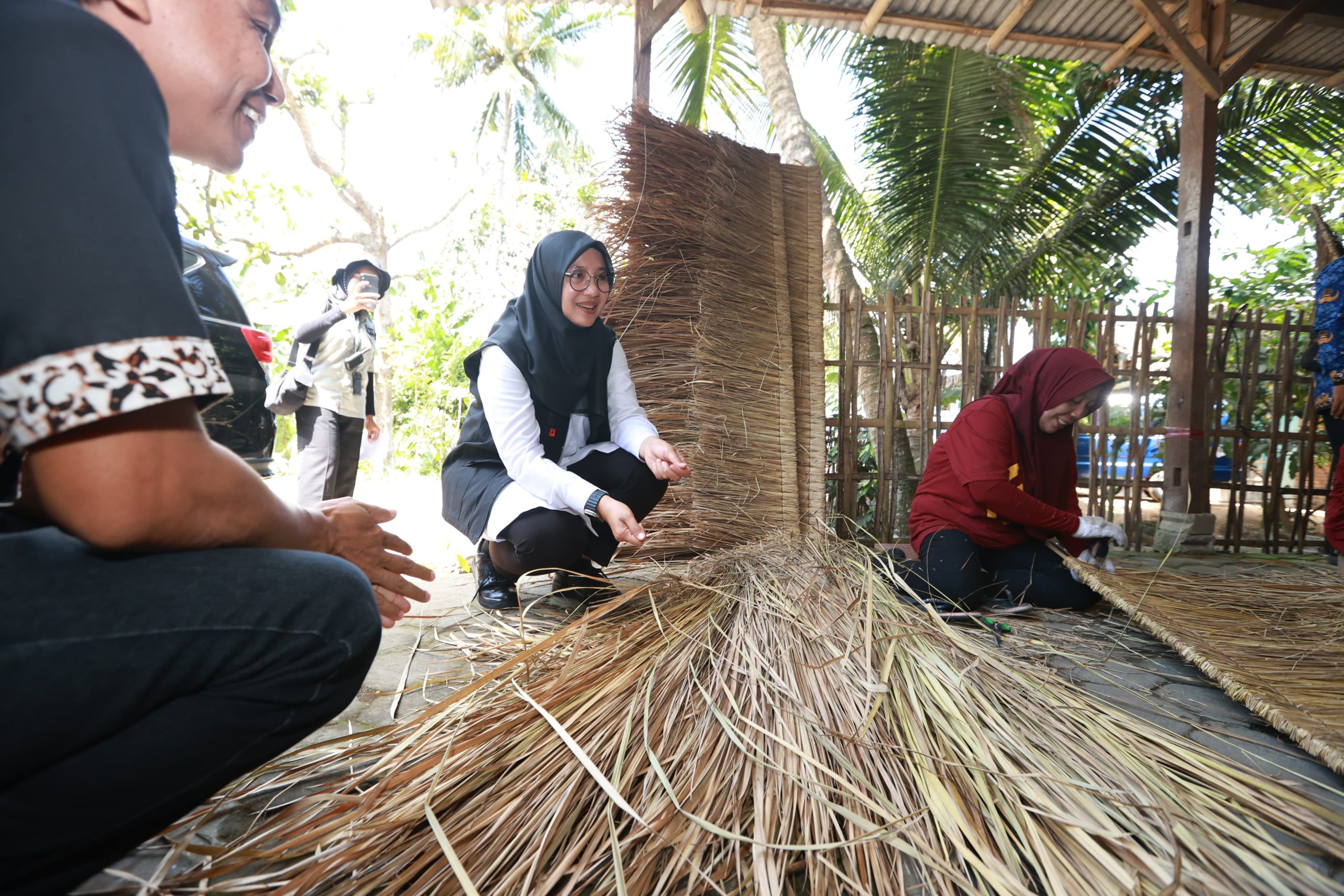 pariwisata-menggeliat,-bawa-berkah-bagi-usaha-anyaman-atap-ilalang-di-desa-banyuwangi