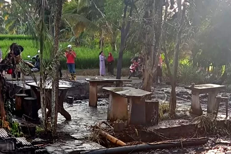 kafe-di-lereng-ijen-banyuwangi-ludes-terbakar,-segini-kerugian-yang-diderita-pemilik-paglak-petung-segobang