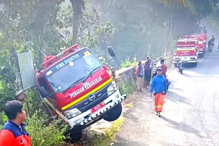 gegara-sopir-alami-hal-ini,-mobil-damkar-banyuwangi-nangkring-di-bibir-jurang-licin-–-radar-banyuwangi