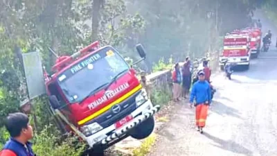 gegara-sopir-alami-hal-ini,-mobil-damkar-banyuwangi-nangkring-di-bibir-jurang-licin-–-radar-banyuwangi