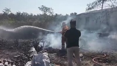 bakar-sampah-sembarangan,-lahan-kosong-dan-mess-karyawan-pabrik-di-muncar-ikut-gosong