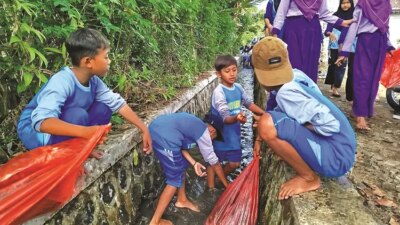 students-in-banyuwangi-mutual-cooperation-protect-river-flow,-use-trash-to-be-economical-goods