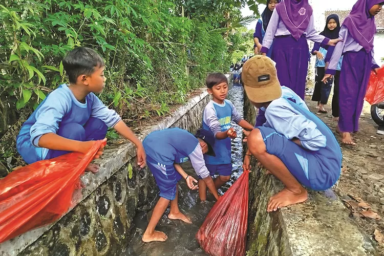 siswa-di-banyuwangi-gotong-royong-jaga-aliran-sungai,-manfaatkan-sampah-jadi-barang-ekonomis