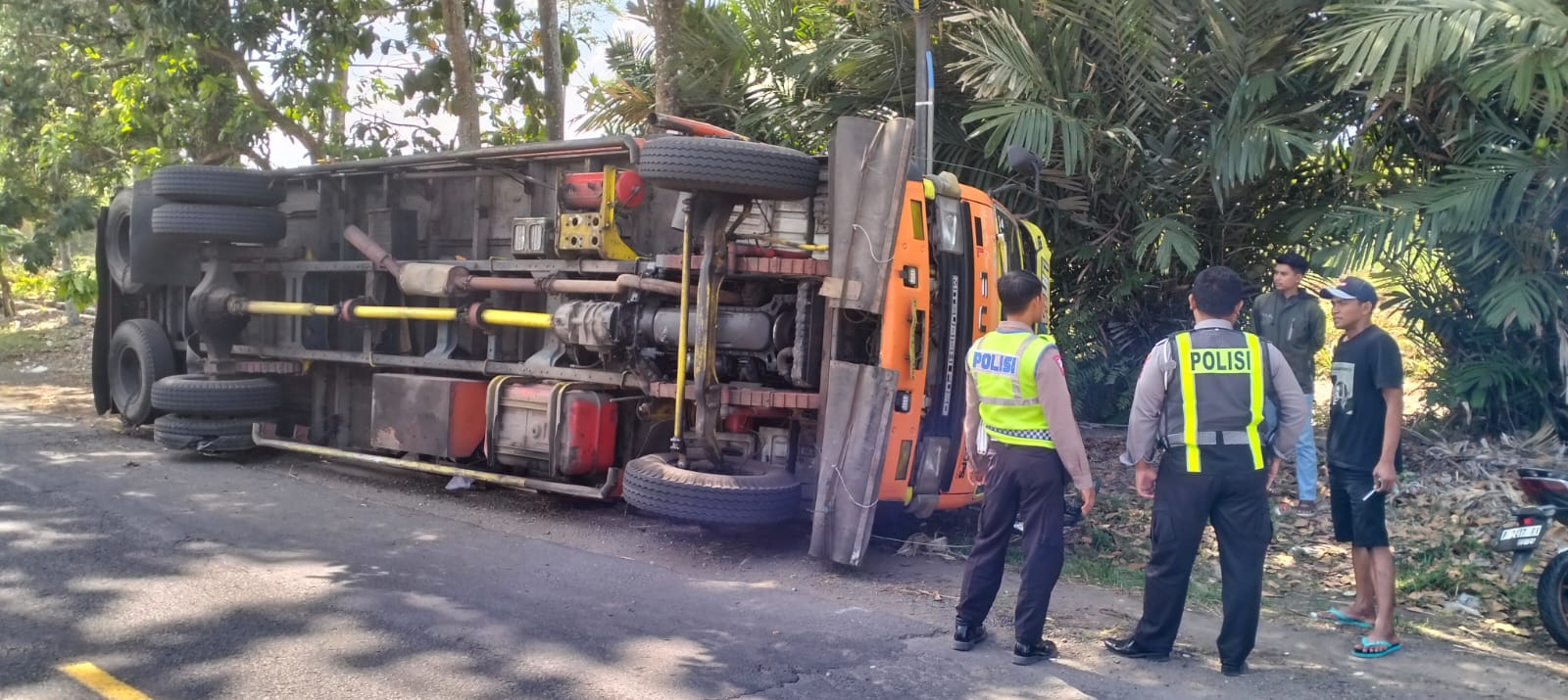 ban-pecah-saat-melaju,-truk-bermuatan-triplek-terguling-di-tulungrejo