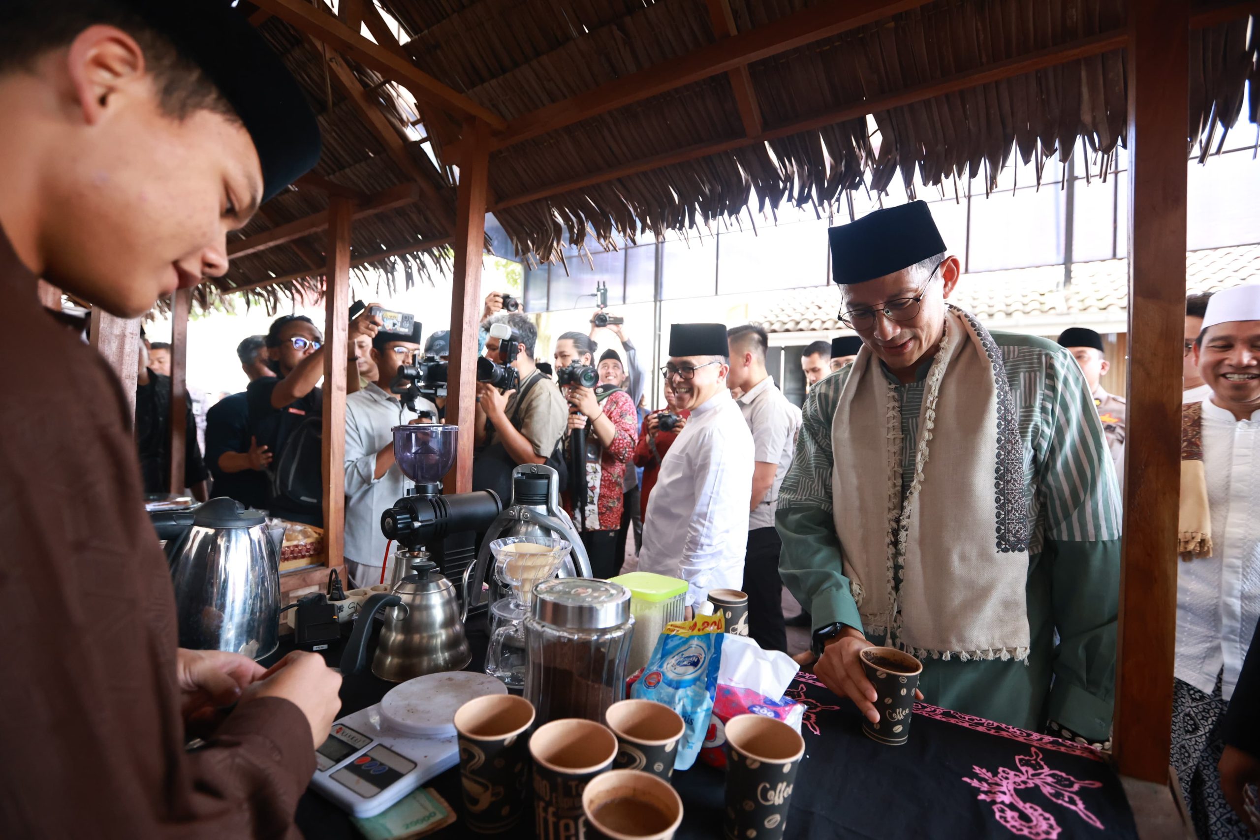 punya-potensi-ekonomi-kreatif-yang-lengkap,-kemenparekraf-gelar-santri-digitalpreneur-di-ponpes-banyuwangi