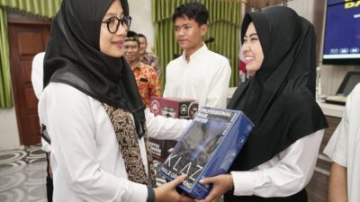 kembali-berinovasi,-bupati-ipuk-berikan-program-bantuan-alat-usaha-bagi-lulusan-smk