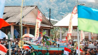 anggur-cap-orang-tua-meriahkan-petik-laut-pancer-–-radar-banyuwangi