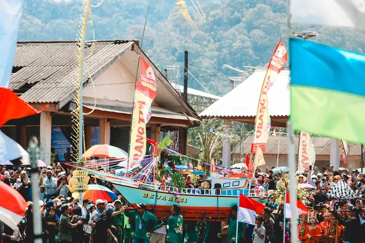 anggur-cap-orang-tua-meriahkan-petik-laut-pancer-–-radar-banyuwangi