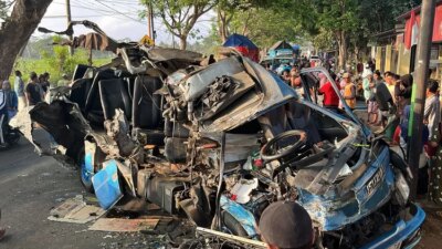 breaking-news:-dua-mobil-travel-tabrak-towing-di-jalan-bangsring,-enam-orang-tewas